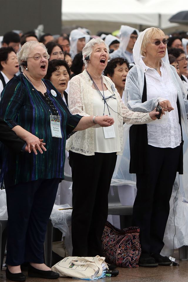 '님을 위한 행진곡' 제창하는 푸른 눈의 목격자들. 5·18 민주화운동 38주년 기념식이 18일 광주 북구 운정동 국립 5·18민주묘지에서 열려 1980년 5월 항쟁을 목격하고 증언한 바바라 피터슨(왼쪽부터), 마사 헌틀리 등이 '님을 위한 행진곡' 제창에 참여하고 있다. 오른쪽은 독일 기자 위르겐 힌츠페터의 부인 에델트라우트 브람슈타트.