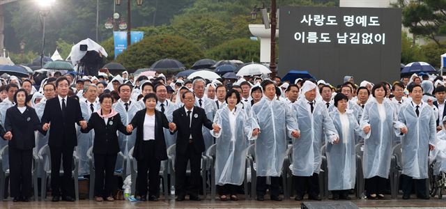 5·18 민주화운동 38주년 기념식이 18일 오전 광주 북구 운정동 국립 5·18민주묘지에서 엄수된 가운데 참석자들이 임을 위한 행진곡을 함께 부르고 있다. 배우한기자