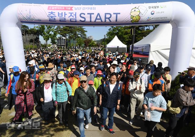 제474회 한국일보 거북이마라톤 '소셜벤처 위크 기념 남산 걷기대회'가 19일 서울 남산 백범광장에서 열린 가운데 김종각(앞줄 왼쪽부터 네번째) 한국사회적기업진흥원 기획관리본부장과 이준희(김본부장 오른쪽) 한국일보 사장, 2017 미스코리아를 비롯한 2,000여 명의 참가자들이 힘차게 출발하고 있다. 홍인기 기자