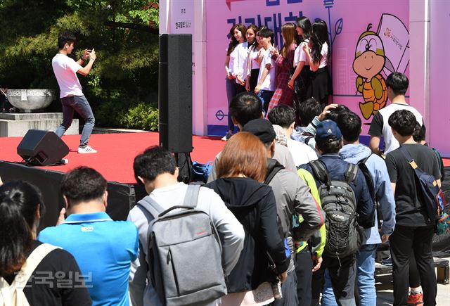 제474회 한국일보 거북이마라톤 '소셜벤처 위크 기념 남산 걷기대회'가 19일 서울 남산 백범광장에서 열린 가운데 식후행사로 2017미스코리아가 참가자들과 포토촬영을 하는 행사를 진행하고 있다. 홍인기 기자