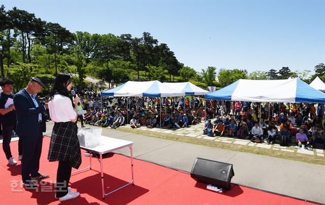 제474회 한국일보 거북이마라톤 '소셜벤처 위크 기념 남산 걷기대회'가 19일 서울 남산 백범광장에서 열린 가운데 식후행사로 2017미스코리아와 개그맨 정진수가 행운권 추첨을 진행하고 있다. 홍인기 기자