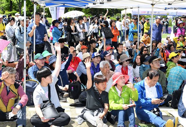 제474회 한국일보 거북이마라톤 '소셜벤처 위크 기념 남산 걷기대회'가 19일 서울 남산 백범광장에서 열린 가운데 식후행사로 진행된 행운권 추첨에 참가자들이 적극 참여하고 있다. 홍인기 기자