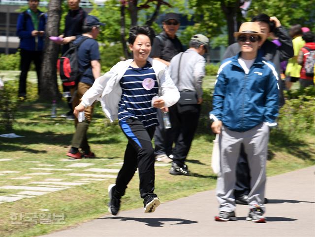 제474회 한국일보 거북이마라톤 '소셜벤처 위크 기념 남산 걷기대회'가 19일 서울 남산 백범광장에서 열린 가운데 식후행사의 행운권 추첨에서 40인치 LED TV에 당첨된 한 학생이 기뻐하며 뛰어나오고 있다. 홍인기 기자