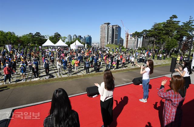 제474회 한국일보 거북이마라톤 '소셜벤처 위크 기념 남산 걷기대회'가 19일 서울 남산 백범광장에서 열린 가운데 2017 미스코리아와 참석한 시민들이 출발에 앞서 몸풀기 체조를 하고 있다. 홍인기 기자