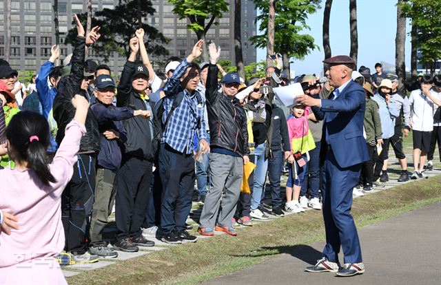 제474회 한국일보 거북이마라톤 '소셜벤처 위크 기념 남산 걷기대회'가 19일 서울 남산 백범광장에서 열린 가운데 식전행사로 개그맨 정진수가 경품을 나눠주는 퀴즈게임을 진행하고 있다. 홍인기 기자