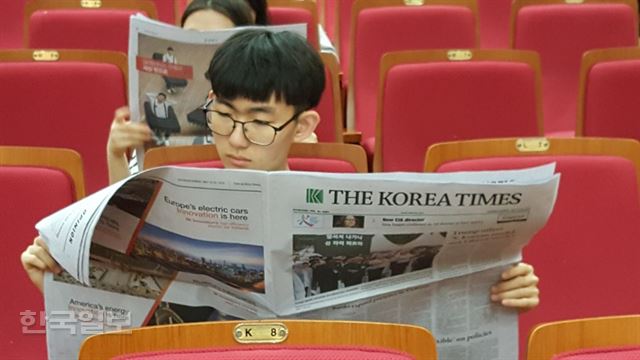 [저작권 한국일보]고등부 학생들이 논술 전 한국일보와 코리아타임스 신문을 보고 있다. 사진=성민호