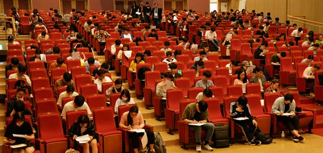 [저작권 한국일보] 대학, 일반부문 참가자들이 진지한 표정으로 논술대회 시험을 보고 있다. 사진=성민호