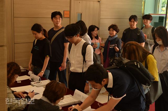 [저작권 한국일보] 제6회 대한민국 신문논술대회 참가자들이 참가확인을 하고 있다.사진=성민호