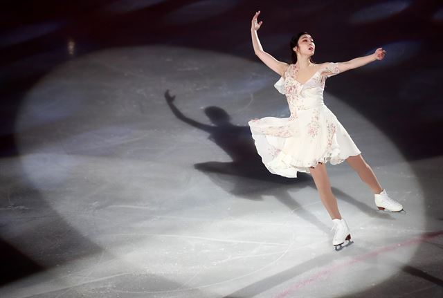 김연아가 20일 서울 목동아이스링크에서 열린 SK텔레콤 올댓스케이트 2018에서 우아한 연기를 선보이고 있다. 연합뉴스