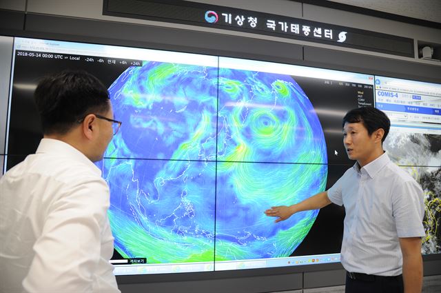 제주 서귀포시에 위치한 국가태풍센터 2층 상황실에서 태풍 예보관들이 모니터를 보며 분석하고 있다. 기상청 제공