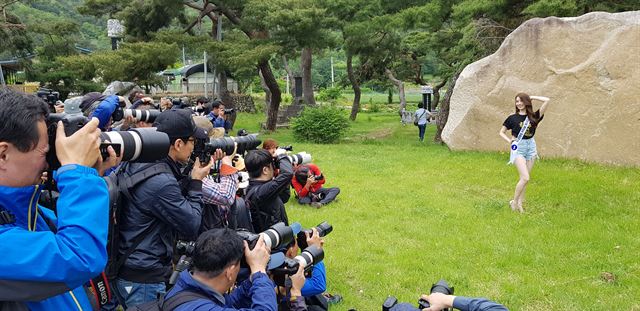 추운 날씨에도 미소를 잃지 않고 멋진 포즈를 취하고 있는 미스 대구 후보자.