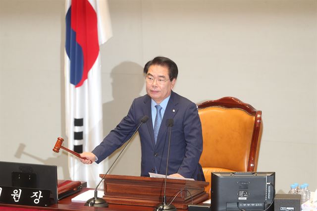 21일 오전 서울 여의도 국회에서 열린 예산결산특별위원회 전체회의에서 백재현 위원장이 의사봉을 두드리고 있다. 뉴스1