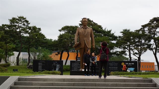 경북 구미시 박정희생가 공원 내에 있는 박정희 동상 앞에서 관람객들이 사진촬영을 하고 있다. 김재현기자 k-jeahyun@hankookilbo.com