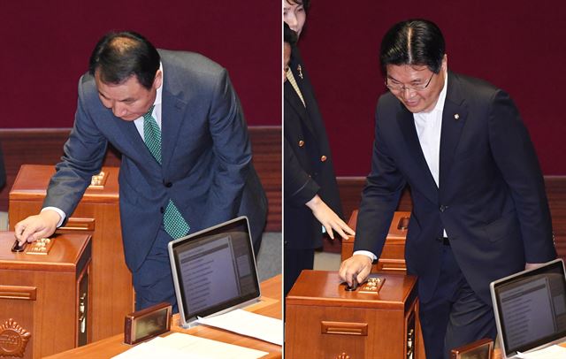 염동열(왼쪽), 홍문종 자유한국당 의원이 21일 국회 본회의에서 자신들의 체포동의안에 대한 투표를 하고 있다. 오대근 기자