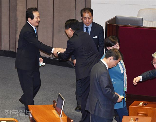 자유한국당 홍문종, 염동열 의원의 체포동의안이 상정된 21일 국회 본회의에서 홍문종 의원이 투표에 나선 정세균 국회의장에게 다가가 인사하고 있다. 오대근 기자