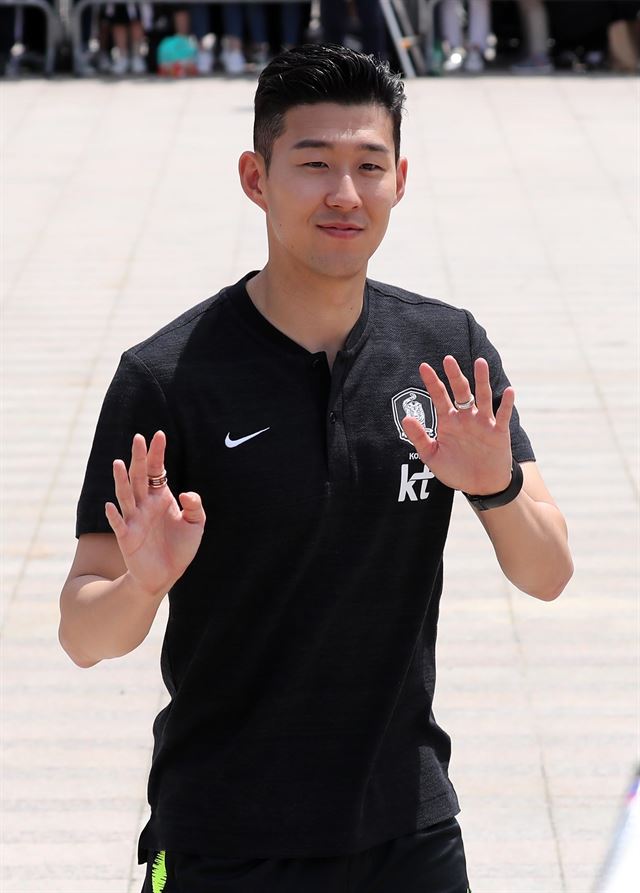 인사하는 손흥민. 2018 러시아월드컵에 출전하는 대한민국 축구 국가대표팀 손흥민이 21일 서울광장에서 열린 축구대표팀 월드컵 출정식 행사에서 팬들에게 인사를 하고 있다. 연합뉴스