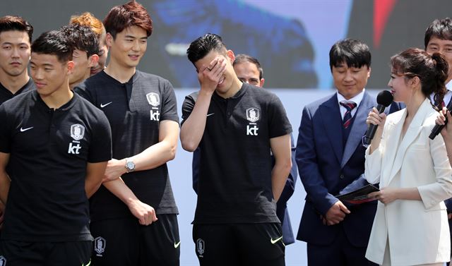 손흥민 '골 세리머니는 아직' 2018 러시아월드컵에 출전하는 대한민국 축구 국가대표팀 손흥민이 21일 서울광장에서 열린 축구대표팀 월드컵 출정식 행사에서 사회자의 골 세리머니 요청에 난감해 하고 있다. 연합뉴스