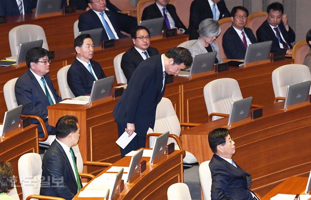 이낙연 국무총리가 21일 국회 본회의장에서 추경안 통과 후 정부측 인사말에 앞서 자리에서 나오며 국회의장을 향해 인사하고 있다. 오대근 기자