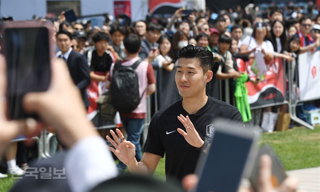 축구대표팀 에이스 손흥민이 2018 러시아월드컵 출정식을 마친 뒤 팬들에게 인사하고 있다. 류효진 기자