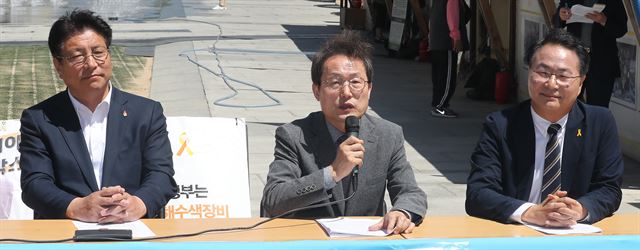 조희연(가운데) 서울시교육감 예비후보와 도성훈(왼쪽) 인천시ㆍ송주명 경기도교육감 예비후보가 21일 서울 광화문광장에서 ‘민주진보교육감 예비후보’ 공동공약을 발표하고 있다. 뉴스1