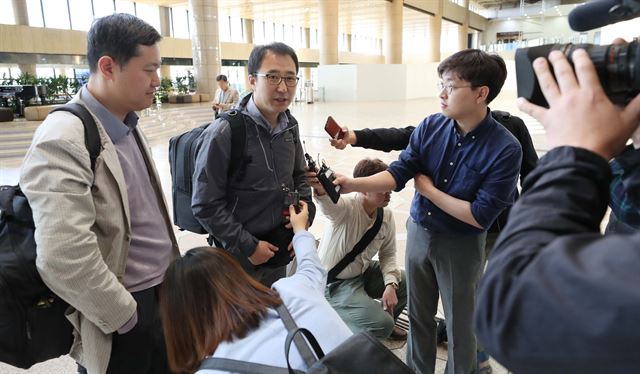 풍계리 핵실험장 폐쇄 공동취재단이 21일 김포공항 출국장에서 베이징 출국에 앞서 취재진과 인터뷰 하고 있다. 사진공동취재단