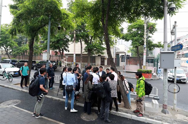 21일 중국 베이징 북한대사관 앞에 취재진이 모여있다. 북한은 이날 판문점 연락채널이 닫힐때까지 풍계리 핵실험장 폐기행사 남측공동취재단 초청에 대한 언급이 없었다. 베이징=사진공동취재단