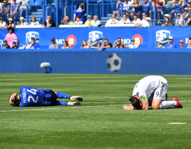 즐라탄 이브라히모비치(오른쪽)가 22일 몬트리올과 북미프로축구 경기 도중 상대 페트라소와 함께 쓰러져 있다. 몬트리올=USA투데이 연합뉴스