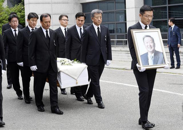 22일 오전 서울 종로구 서울대병원 장례식장에서 열린 고(故) 구본무 LG그룹 회장의 발인식에서 사위 윤관 블루런벤처스 대표가 영정을 들고 있다. 사진공동취재단