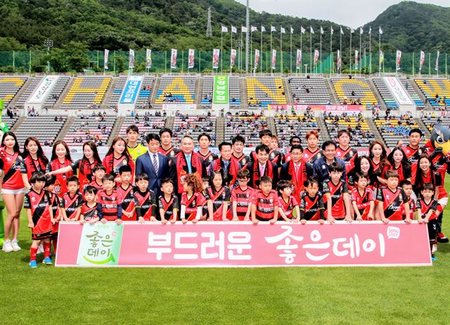 경남도 관광홍보사절로 위촉된 ‘2018미스경남’ 8명의 본상 수장들이 지난 19일 창원축구센터에서 열린 프로축구 경남FC홈경기에 한경호 경남지사 권한대행 등과 시축을 한 뒤 선수단과 기념촬영을 하고 있다. 경남도 제공