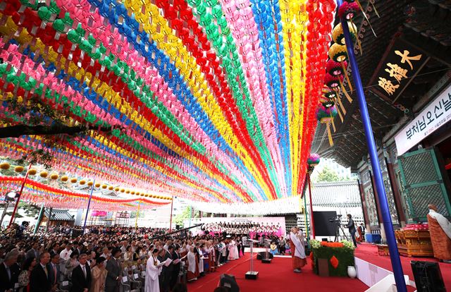 부처님오신날인 22일 오전 서울 종로 조계사에서 봉축법요식이 열리고 있다. 연합뉴스