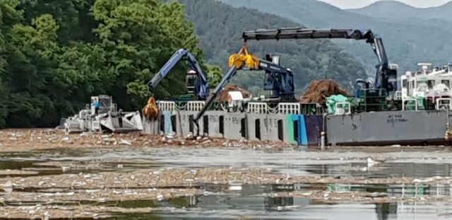 경기수자원본부가 청소선과 바지선 등을 동원해 팔당호에 흘러들어 쌓인 부유쓰레기를 수거하고 있다. 경기도수자원본부 제공.