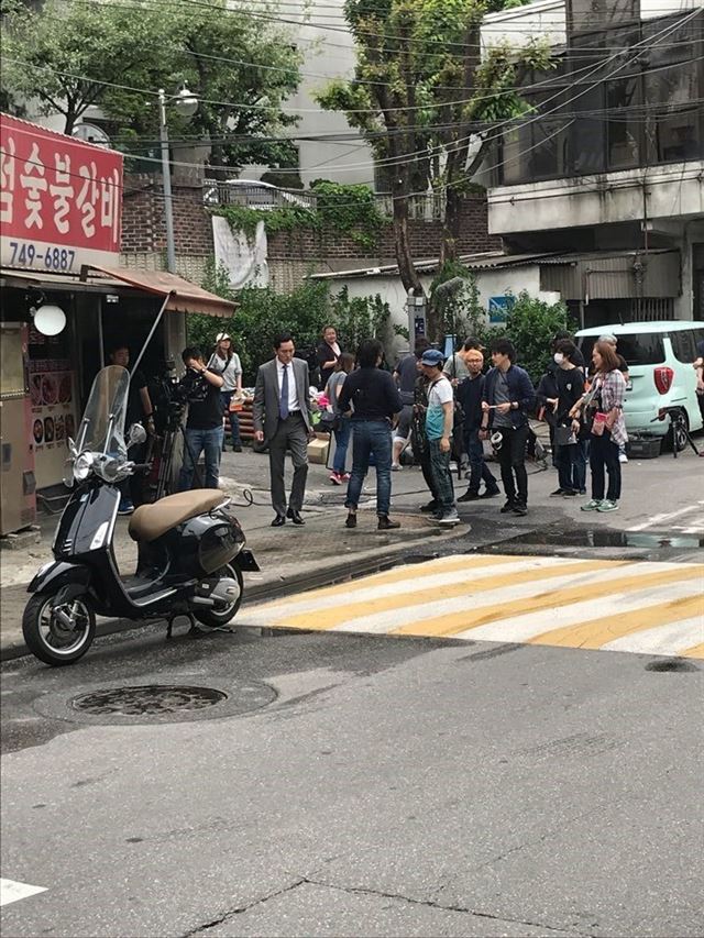 일본 유명 드라마 '고독한 미식가'를 촬영 중인 제작진으로 추정되는 모습이 포착돼 온라인 커뮤니티와 SNS에서 떠돌고 있다. 온라인 커뮤니티 캡처