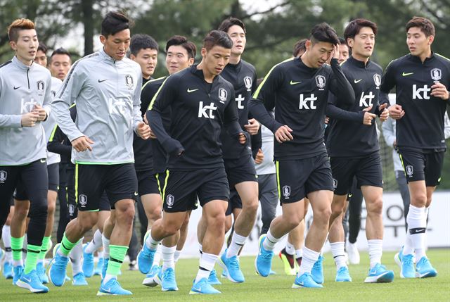 2018 러시아월드컵에 출전하는 대한민국 축구 국가대표팀 선수들이 지난 21일 파주 NFC에서 가볍게 몸을 풀고 있다. 파주=연합뉴스.