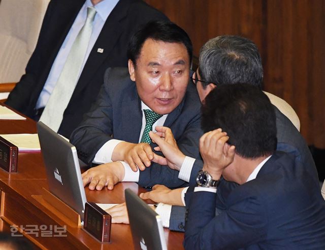 자유한국당 홍문종, 염동열 의원의 체포동의안이 상정된 21일 국회 본회의에서 염동열 의원이 동료의원과 이야기하고 있다. 오대근기자 inliner@hankookilbo.com