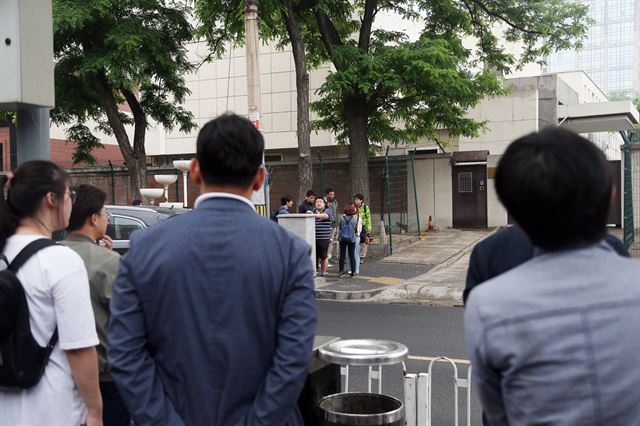 주중 북한대사관 앞 한일 취재진. 21일 오후(현지시간) 한국과 일본 등 취재진이 주중 북한대사관 영사부 앞에서 한국 측 풍계리 취재진의 비자발급 신청 모습을 취재하기 위해 기다리고 있다. 연합뉴스