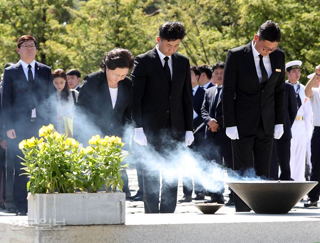 23일 경남 김해시 봉하마을 대통령 묘역에서 엄수된 노무현 전 대통령 9주기 추도식에서 권양숙 여사와 노건호씨가 분향 후 묵념을 하고 있다. 김해=전혜원 기자