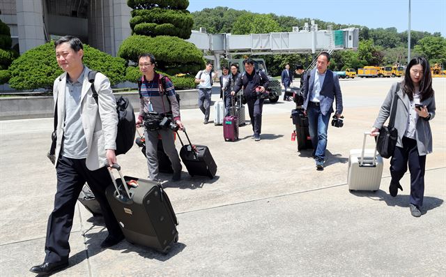 풍계리 핵실험장 폐기 취재를 위해 남측 공동취재단이 23일 오후 서울공항에서 정부 수송기에 탑승하기 위해 이동하고 있다. 사진공동취재단