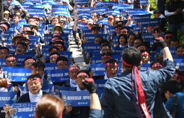 [저작권 한국일보] 23일 오후 서울 여의도 산업은행 인근에서 열린 '최저임금 개악 저지, 임금저하 없는 노동시간 단축, 2018 임단투 승리를 위한 결의대회'에서 한국노총 관계자들이 손팻말을 들고 있다. 류효진 기자