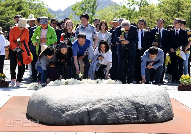 [저작권 한국일보] 23일 김해시 진영읍 봉하마을에서 열린 노무현 전 대통령 9주기 추도식에서 시민들이 헌화하고 있다. 김해=전혜원 기자 iamjhw@hankookilbo.com