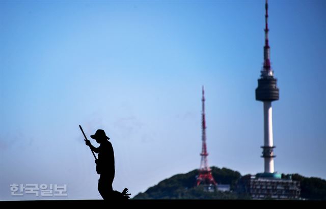 [저작권 한국일보] 미세먼지 농도가 ‘좋음’ 상태를 나타내며 맑은 날씨를 보인 23일 오전 서울 용산구 국립중앙박물관에서 바라본 서울 하늘이 푸르다. 기상청은 오후부터 미세먼지 농도가 한때 ‘나쁨’ 상태를 나타낸다고 예보했다. 류효진기자