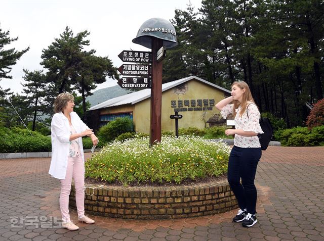 포로생활관을 보고 나온 퀘스노아가 “한국전쟁의 참상을 엿보니 소름이 돋는다”며 딸 모로에게 심경을 전하고 있다. “남북 정상회담을 지켜볼 때만 해도 한국에 대해 아는 게 없었다”는 그는 “분단의 역사를 마주하니 슬프고 소름이 돋는다”고 말했다. 거제=신상순 선임기자