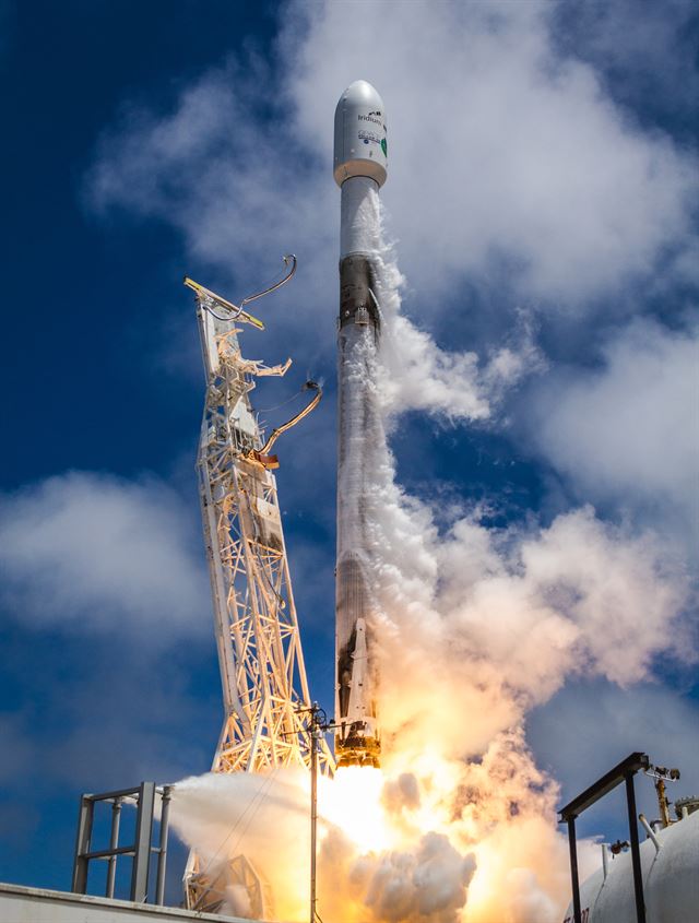 미 캘리포니아주 반덴버그 공군기지에서 22일(현지시간) 미 항공우주국 나사(NASA) 와 독일 지구과학연구센터가 공동으로 진행하는 '그레이스-포(GRACE-FO)' 위성과 5개의 이리듐 넥스트 커뮤니케이션 위성을 탑재한 스페이스 X 팔콘 9 로켓이 발사되고 있다. '그레이스-포'는 우주에서 극지방의 빙상과 빙하 변화를 비롯한 지하수 저장 현황, 해수면 등 지구의 기후에 영향을 끼치는 모든 데이터를 수집할 예정이다. EPA 연합뉴스