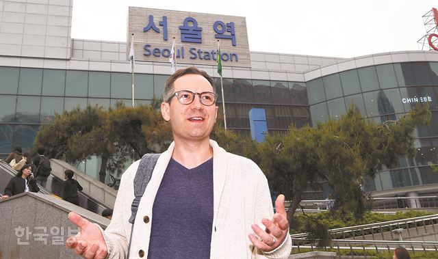 서울을 지하철로 누비고 ‘찰리와 리즈의 서울 지하철 여행기ㆍSeoul Sub Urban’를 쓴 찰스 어셔가 서울역 앞에 섰다. “서울에 매력적인 곳이 100곳은 있다”는 그는 “진짜 한국을 알려면 퇴근 후 친구들과 치맥을 즐기는 일상을 경험하라”고 했다. 신상순 선임기자