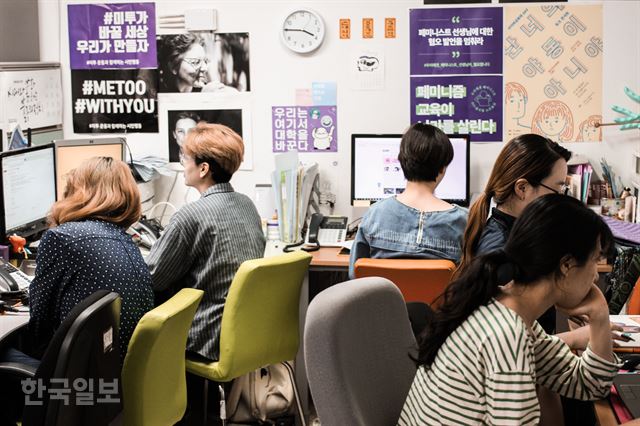 한국사이버성폭력대응센터는 흡사 ‘국가기관’ 같은 이름이지만 페미니스트들이 만든 비영리 시민단체다. 소라넷 폐지 운동 때부터 여성 인권 운동에 몸담아온 활동가들이 하나, 둘 모이면서 만들어진 곳이다. 사이버 공간 내 성폭력 문제를 해결하기 위해 지난해 2월 문을 열었다. 지난해 5월 문재인 대통령이 ‘몰카, 리벤지 포르노 완전 근절’을 공약으로 내세워 당선되면서, 이들 또한 국회와 정부부처를 활발히 오가며 정책, 입법 제안을 해왔다. 박지윤 기자