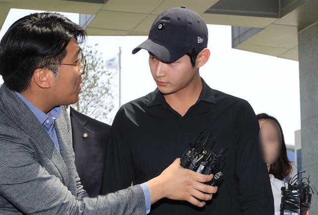 동료 여성연예인을 성추행하고 흉기로 협박한 혐의를 받는 배우 이서원 씨가 24일 오후 피의자 신분으로 조사를 받기 위해 서울 송파구 서울동부지검으로 출석, 취재진의 질문을 받고 있다. 연합뉴스