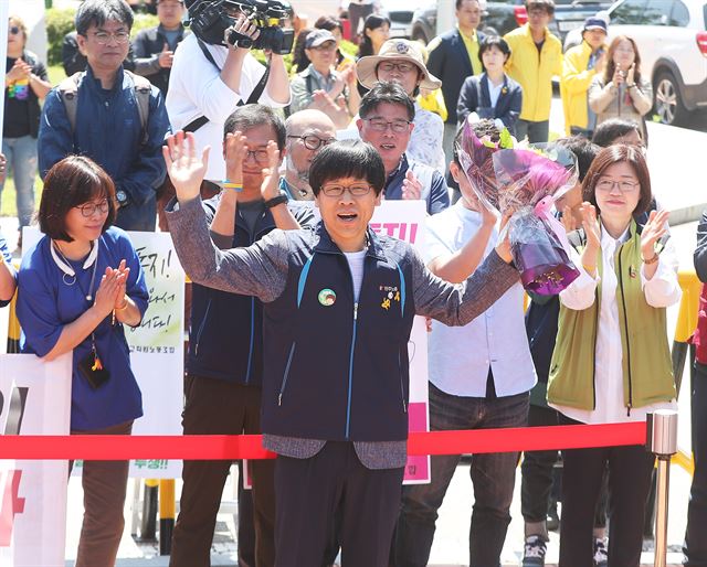 한국 노동계의 주축은 대기업과 공공부문 정규직 노조다. 노동계 전체로 보면, 극소수 이익집단일 뿐이다. 경제학자 맨서 올슨은 소수 기득권 집단이 정부를 상대로 조직적인 집단행동에 나섬으로써 사회 전체의 부를 갉아먹는다고 했다. 이들이 양보하고 타협하지 않는 한 난마처럼 얽힌 비정규직과 실업 문제를 해결하긴 요원하다. 사진은 불법 폭력집회를 주도한 혐의로 징역 3년형을 확정 받고 수감 중 형기를 반년 가량 남겨두고 21일 가석방된 한상균 전 민주노총 위원장. /연합뉴스