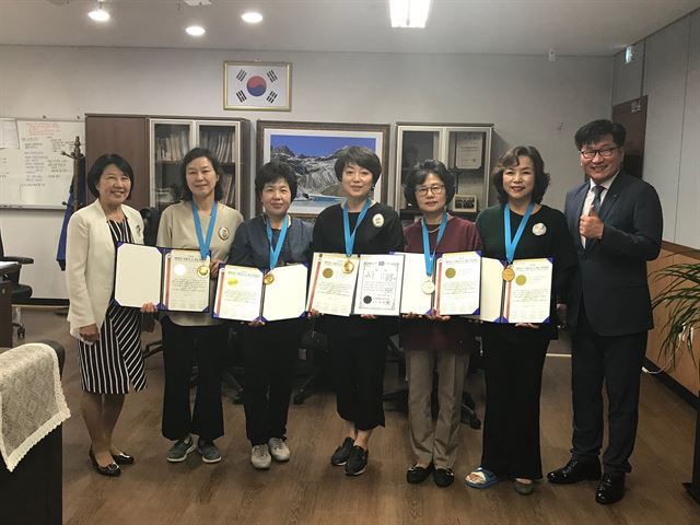 2018년 대한민국 국제요리 & 제과 경연대회에서 금상을 수상한 대전평생교육진흥원 수강생들. 대전평생교육진흥원 제공