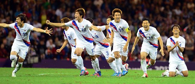 2012 런던 올림픽 축구대표팀 당시 영국과 8강전에서 승부차기 끝에 승리하자 환호하는 선수들. 완장을 찬 구자철(13번)의 모습이 보인다. 한국일보 자료사진