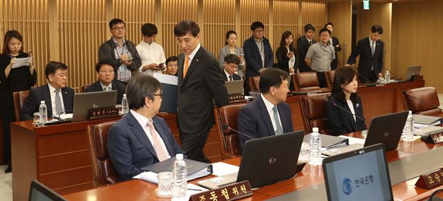 이주열 한국은행 총재가 24일 오전 서울 중구 한국은행 본부 회의실에서 금융통화위원회를 주재하기 위해 의장석으로 걸어가고 있다. 신상순 선임기자