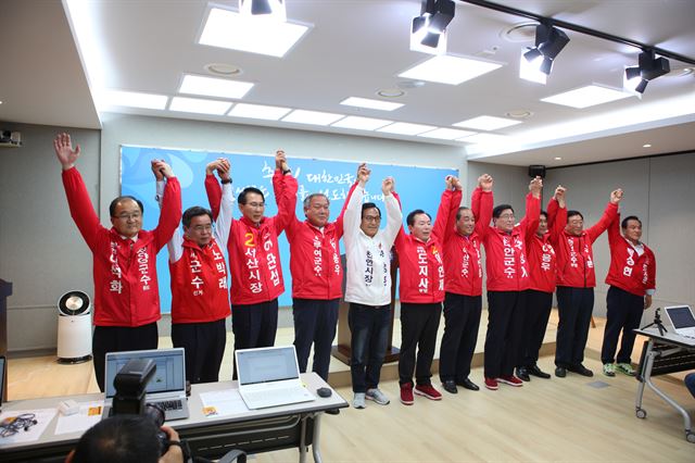 자유한국당 이인제 도지사 후보와 도내 시장 군수 후보자가 24일 충남도청에서 기자회견을 하고 필승을 외치고 있다.